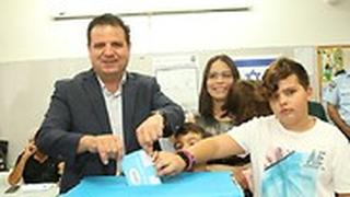 איימן עודה מצביע בחיפה