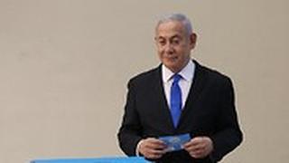 בנימין נתניהו מצביע בקלפי בירושלים