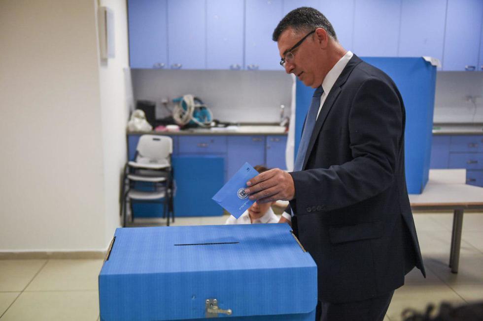 גדעון סער  מצביע בקלפי בתל אביב