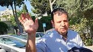 איימן עודה מחוץ לביתו בבוקר שאחרי הבחירות