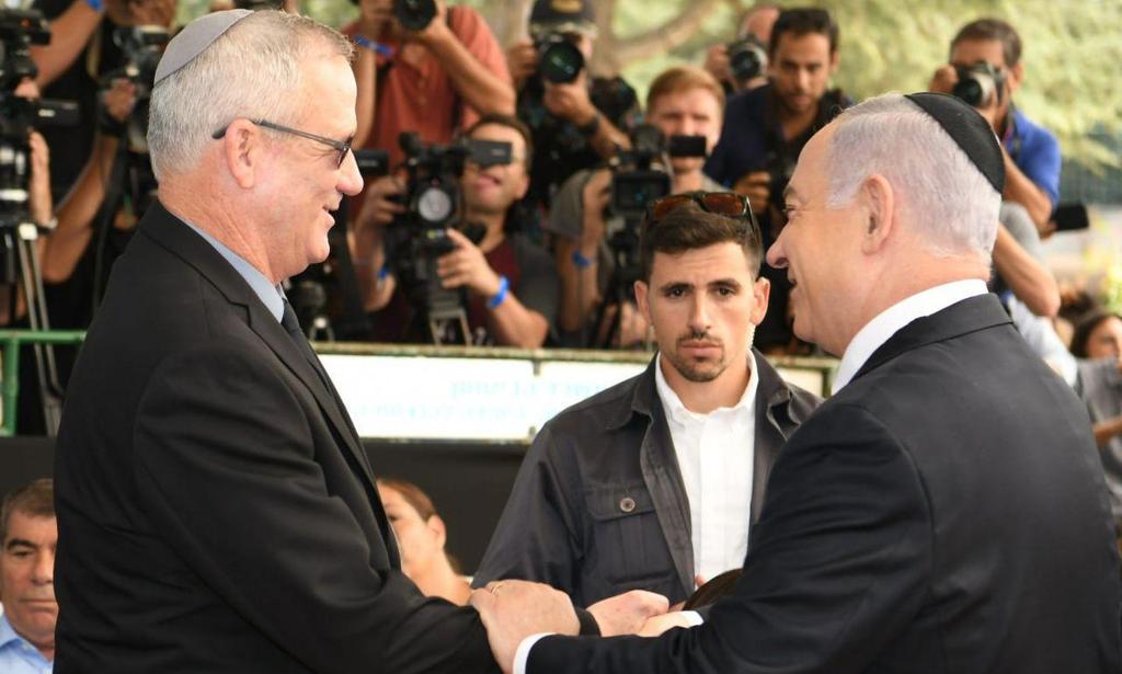 Benny Gantz and Benjamin Netanyahu at the memorial service for Shimon Peres held days after the September elections (Photo: GPO) בני גנץ ובנימין נתניהו בלחיצת ידיים