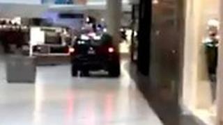 רכב נכנס לתוך קניון ב שאומבורג אילינוי ארה"ב
