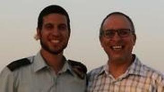 המ"פ רן ארזי שנפצע ביום שישי מאבנים ואביו שלומי ארזי