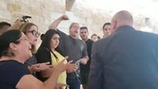 הריב לאחר הדיון. קראו לגרוטו רוצח
