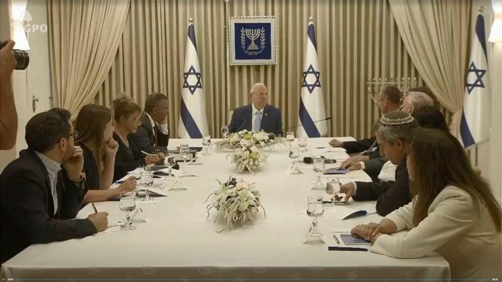 הנשיא בהתייעצות לקראת הטלת מלאכת הרכבת הממשלה. פשוט לקבוע שראש הסיעה הגדולה הוא ראש הממשלה (צילום: לע"מ ) הליכוד בהתייעצויות אצל הנשיא
