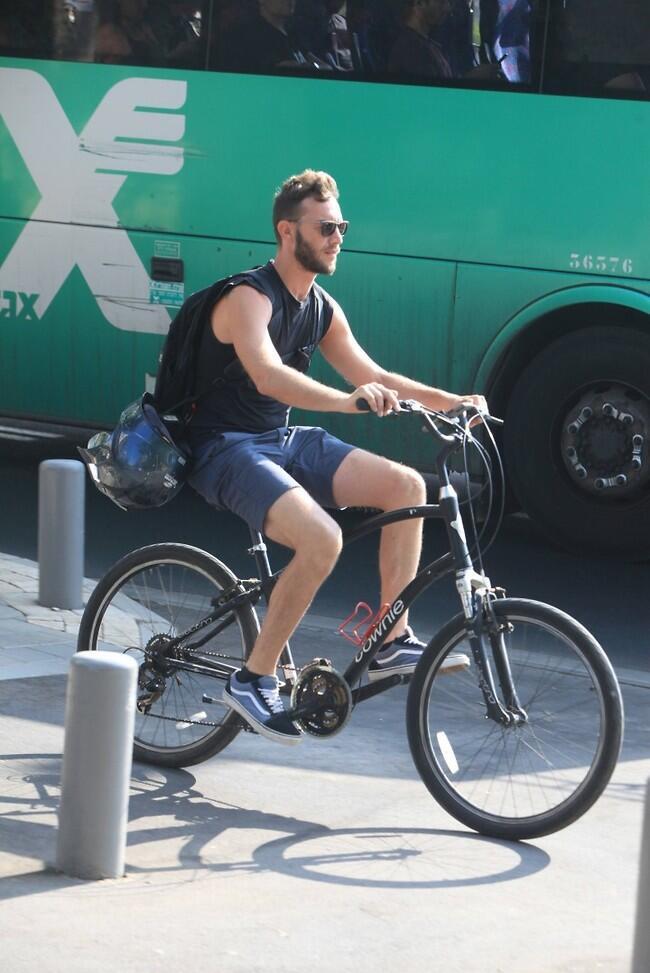 נוסעי האוטובוס מתרגשים מהסיטואציה