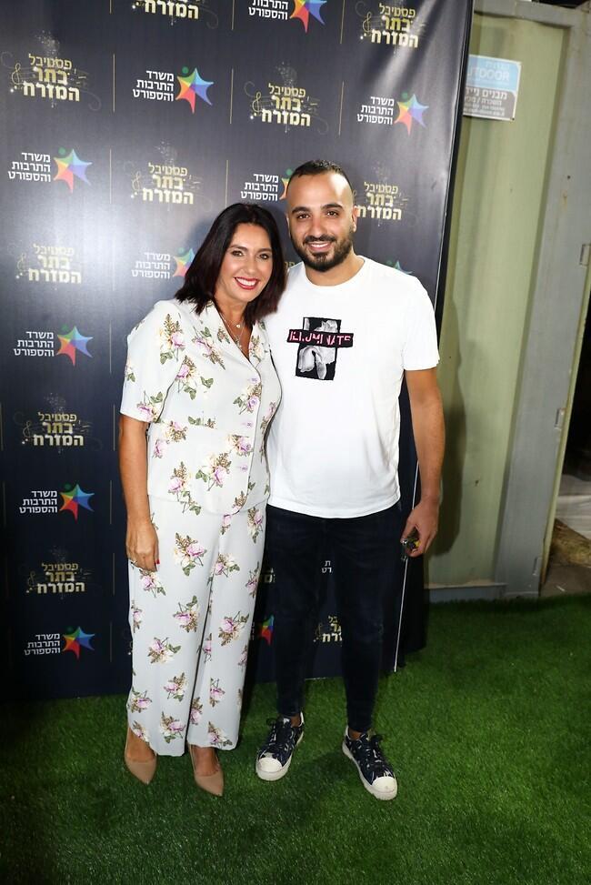 כולם רוצים תמונה עם מירי, כולל מאור אדרי (צילום: אלירן אביטל) כולם רוצים תמונה עם מירי, כולל מאור אדרי