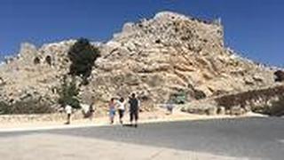  מטיילים ב גן הלאומי מבצר נמרוד