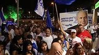 פעילי ליכוד מפגינים בפתח תקווה סמוך לביתו של אביחי מנדבליט בעקבות השימוע  לראש הממשלה בנימין נתניהו
