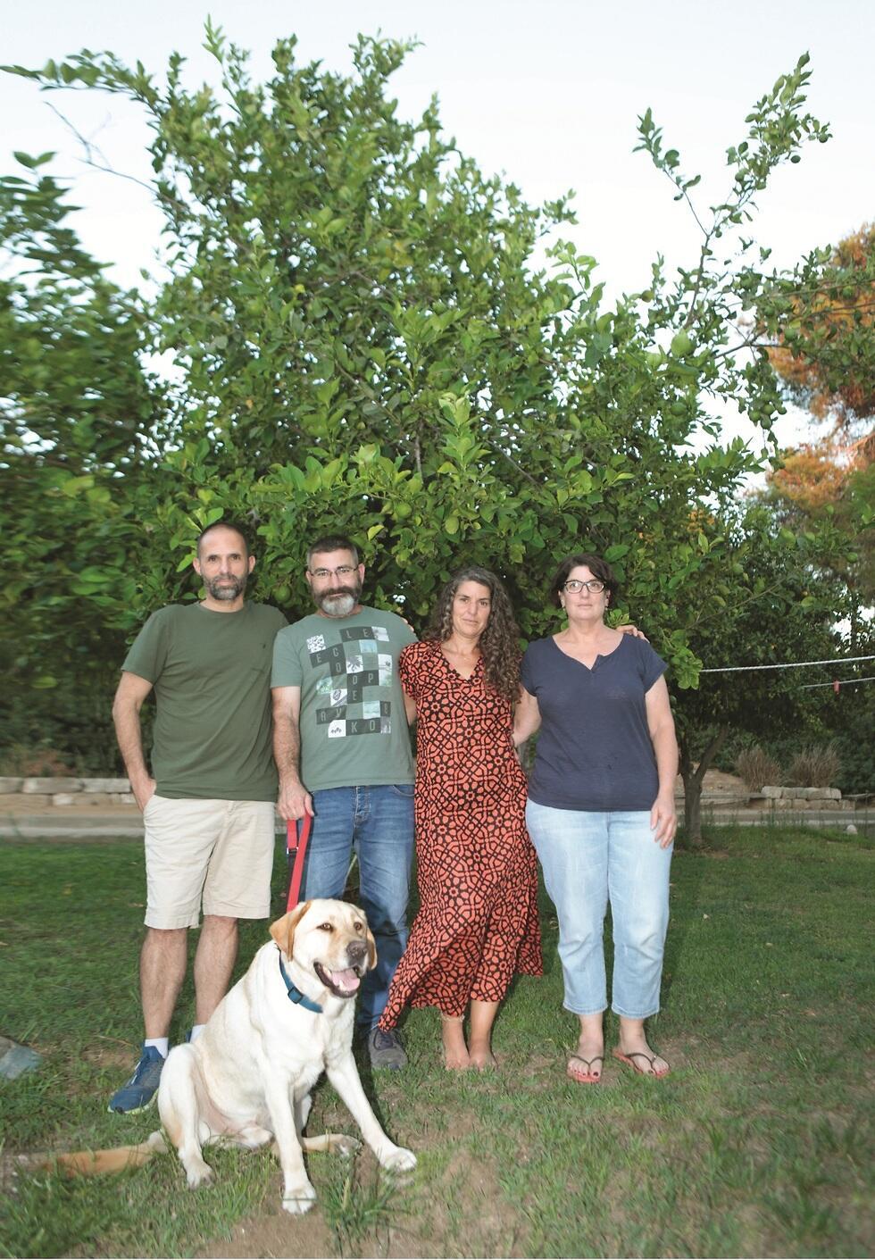 "אני זוכרת שרז לא לקח אחריות וזה מאוד הכעיס אותנו". אילה, אשרת ושי ועם רז מסד (צילום: תומר שונה הלוי) "אני זוכרת שרז לא לקח אחריות וזה מאוד הכעיס אותנו". אילה, אשרת ושי ועם רז מסד