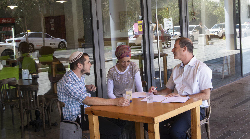 "הליווי והייעוץ שאותם קיבלנו ממומחי הבנק סייעו לנו לחדד ולהבין לעומק את החשיבות של הפרדת חשבונות בין זה של המשפחה לזה של העסק". חן ורועי כרמל (גיל נחושתן) משפחה בצמיחה חן כרמל רועי כרמל עוזי מסינגר