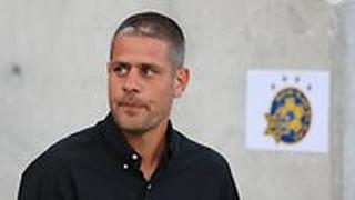 אורי גוטמן עומד מול הספסל