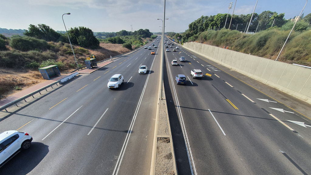 נתיב תחבורה ציבורית בכביש החוף. "לא להוסיף עוד נתיב, אלא לקחת נתיב קיים ולהפוך אותו לנתיב תחבורה ציבורית" (צילום: שמוליק דודפור) "נתיב פלוס" בכביש החוף
