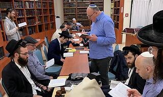 התרת נדרים ערב ראש השנה בבית הכנסת הרב סטמבלר מכוסה בטלית