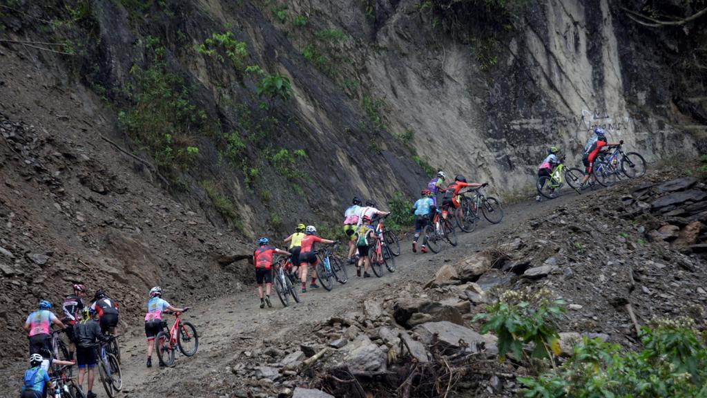 מירת'ה מונוז רוכבת אופניים בת 70 דרך המוות בוליביה מרוץ מירוץ השמיים