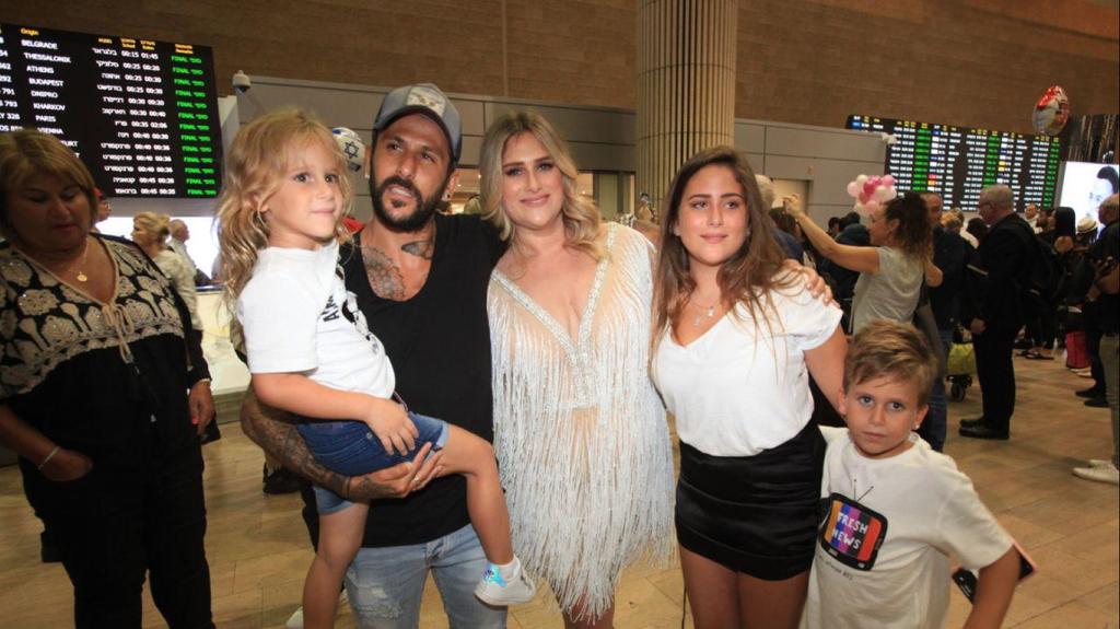 אסי בוזגלו והמשפחה (צילום: מוטי לבטון) אסי בוזגלו והמשפחה