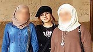 סין גבאי עם חברות באחת מהטירות שהיו שייכות לסדאם חוסיין, לפני שבע שנים בערך. פניהן של החברות טושטשו לבקשתה של גבאי כדי לשמור על בטחונן