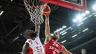 לוקט מנסה להטביע על הראש של טרידוול
