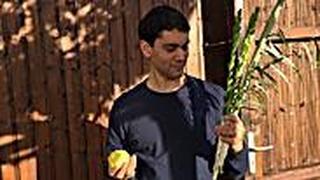 שליח בני עקיבא עם סט ארבעת המינים המרכזי המשמש את כל הקהילה