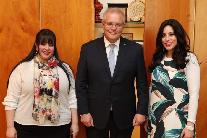 Leifer's alleged victims with Australian prime minister ראש ממשלת אוסטרליה עם הקורבנות של מלכה לייפר