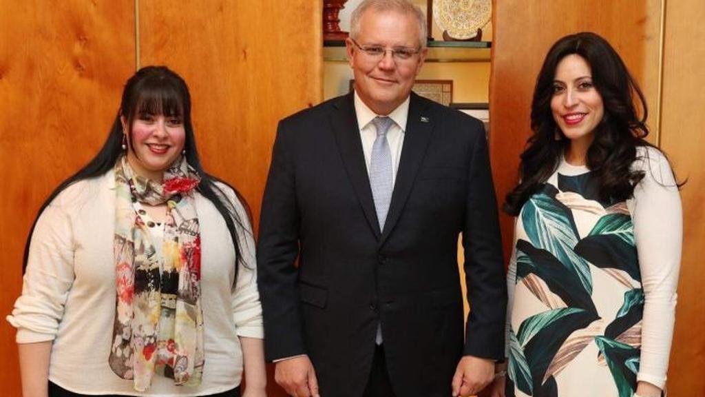 Malka Leifer's victims with Australia's PM ראש ממשלת אוסטרליה עם הקורבנות של מלכה לייפר