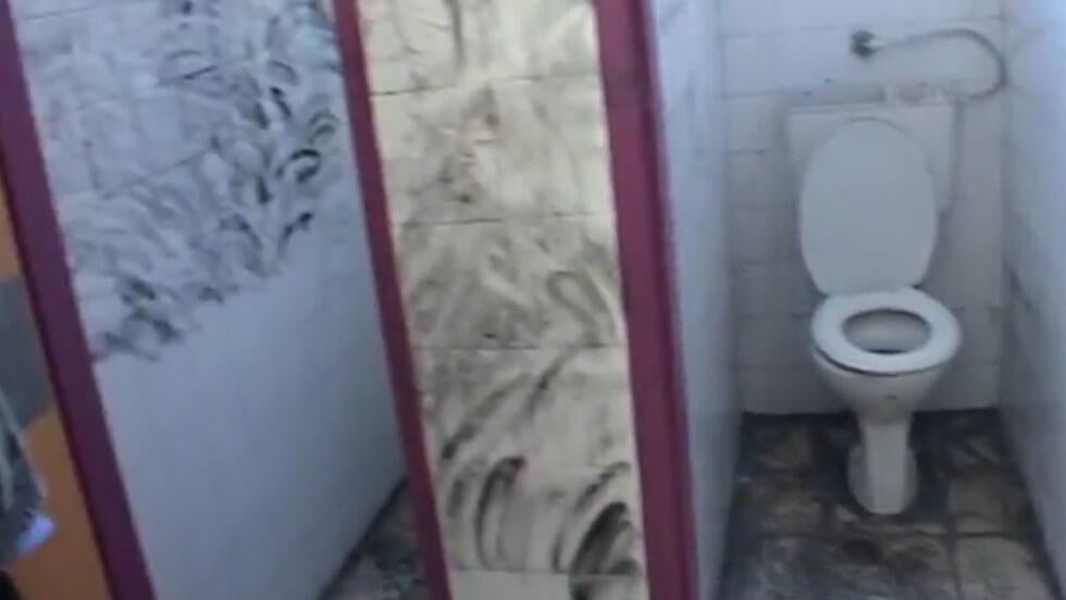 תא השירותים בבית הספר "נופי גולן". השוטרים הם לא "המחלץ האלמוני" רצח תאיר ראדה זירת הרצח