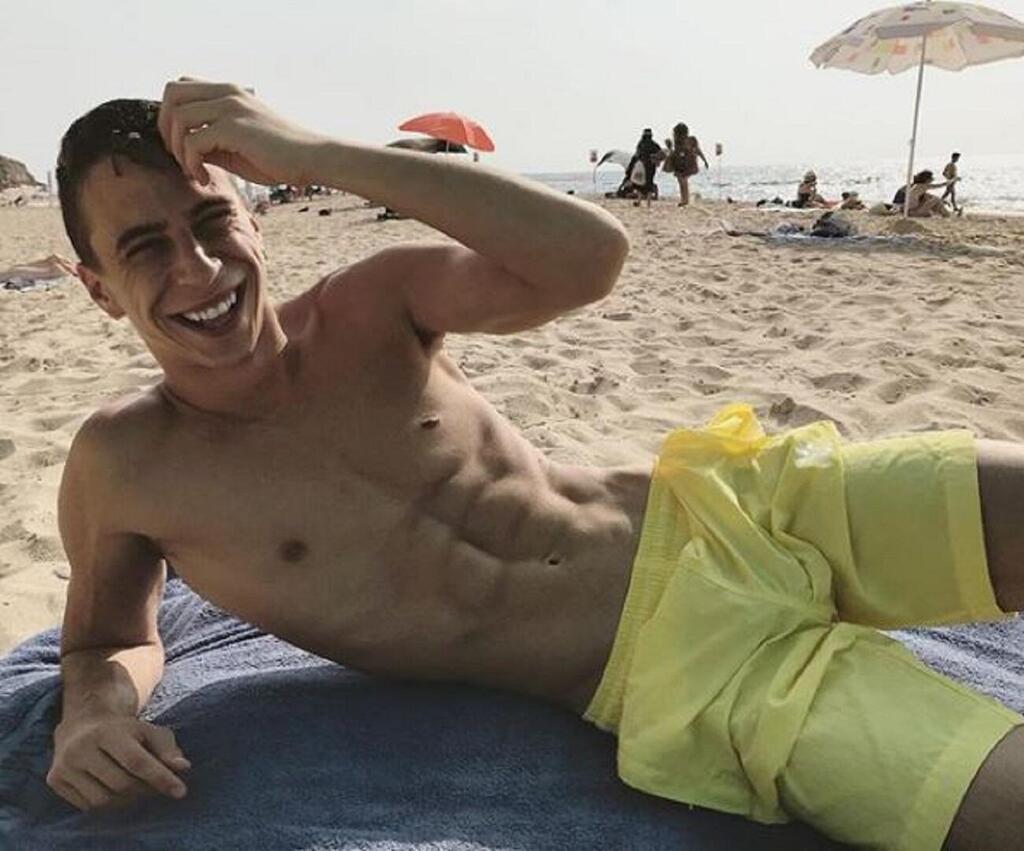 מקווים שתמשיך לחייך גם אחרי התוצאות. האם טום באום יהיה מלך החוף של ישראל? (צילום מסך) מקווים שתמשיך לחייך גם אחרי התוצאות. האם טום באום יהיה מלך החוף של ישראל?