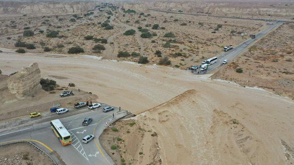 שיטפון על הכביש בנחל צין כיכר סדום (צילום : יחידת האיתור והחילוץ הישראלית) שיטפון על הכביש בנחל צין כיכר סדום