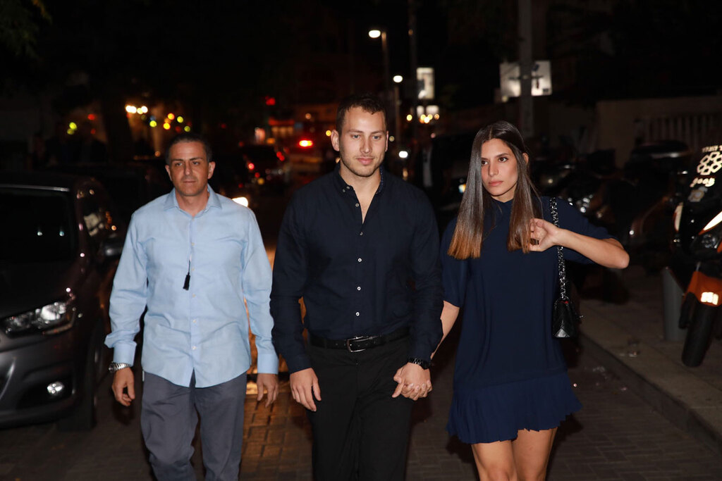 בר ואבנר נתניהו בכניסה ליום הולדת 70 לבנימין נתניהו (צילום: מוטי קמחי) נתניהו חוגג יום הולדת 70