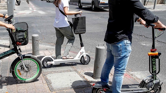 המאבק של דורית: לחייב את כל רוכבי הקורקינטים בקסדה (צילום: AFP) קורקינט קורקינטים תל אביב תחבורה
