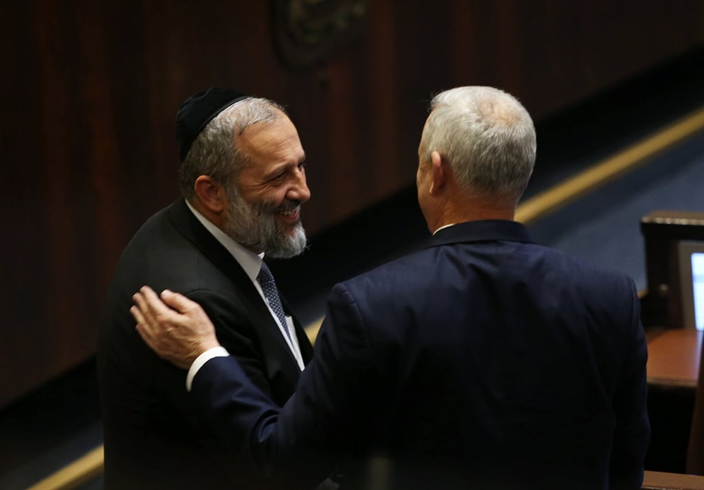 רק צד אחד מחייך. גנץ ודרעי במליאה (צילום: אלכס קולומויסקי) מליאת הכנסת