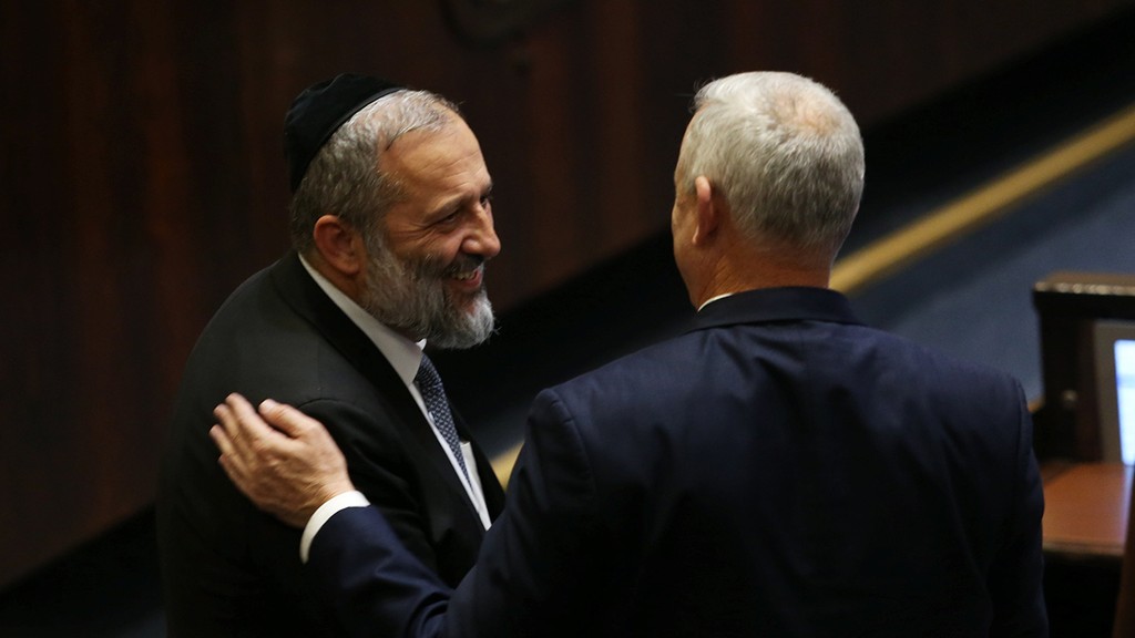 "החרדים חושבים שצריך פה משהו יציב". גנץ עם דרעי (צילום: אלכס קולומויסקי) מליאת הכנסת