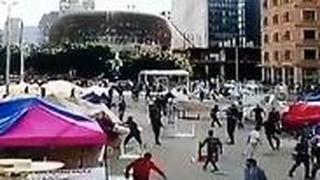 פעילי חיזבאללה הורסים אוהלים בביירות 