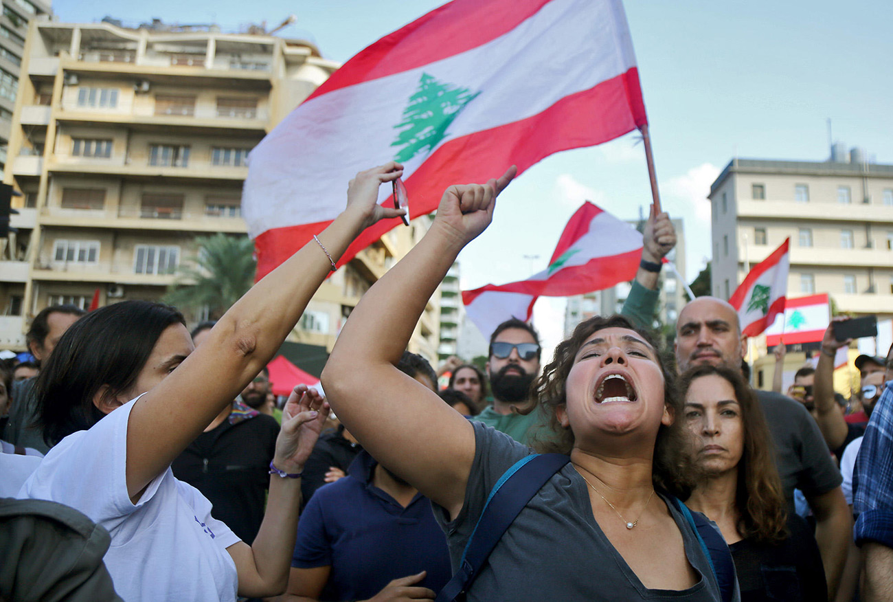 Lebanese protesters in Beirut celebrate Hariri's resignation (Photo: AP) אנשים שמחים לאחר התפטרות של ראש ממשלת לבנון סעד אל חרירי ב ביירות