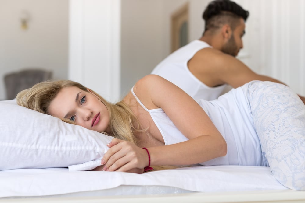 זוג במיטה (Shutterstock) זוג במיטה