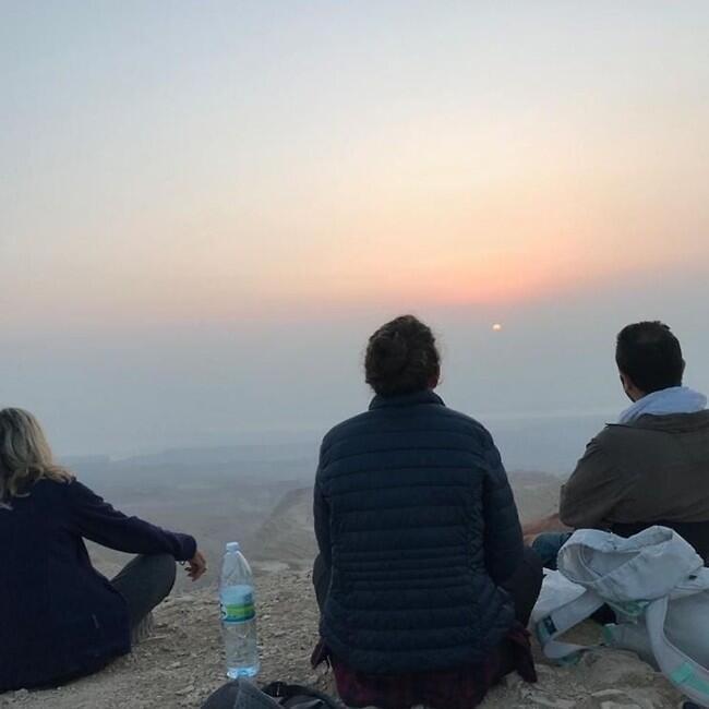 נרגעת מול השמש (צילום: אינסטגרם) נרגעת מול השמש