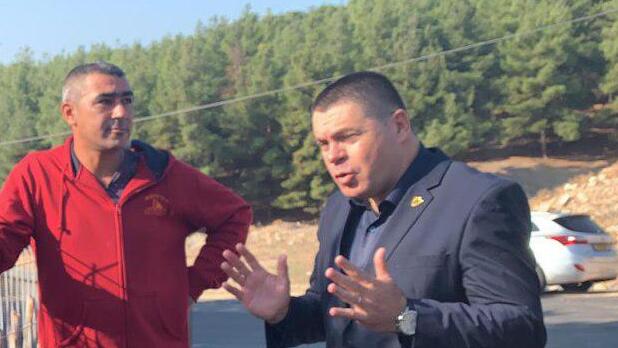 שוקי אוחנה ראש עיריית צפת במקום ריסוס כתובות הנאצה וגרימת הנזק לכלי רכב בשכונת עכברה בצפת