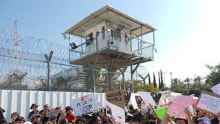 פגנה של מאות תלמידים מול בית הכלא גבעון במחאה על מעצרם של גנה בת ה-12 וראלף (הראל) בן העשר מהפיליפינים