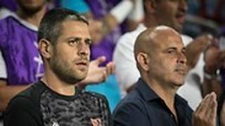 אורי גוטמן לצד אבוקסיס