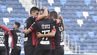שחקני הפועל חיפה חוגגים