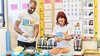 מתנדבי נבט עם כריכים לילדים שאים להם