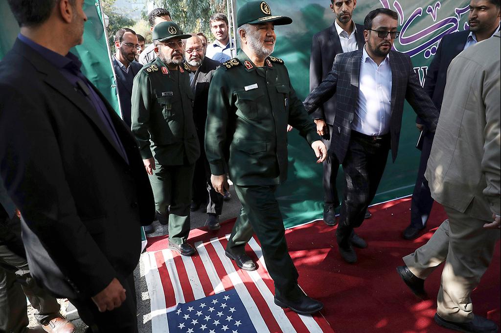 מפקד משמרות המהפכה גנרל חוסיין סלאמי ב כניסה ל שגרירות ארה"ב לשעבר ב טהרן איראן
