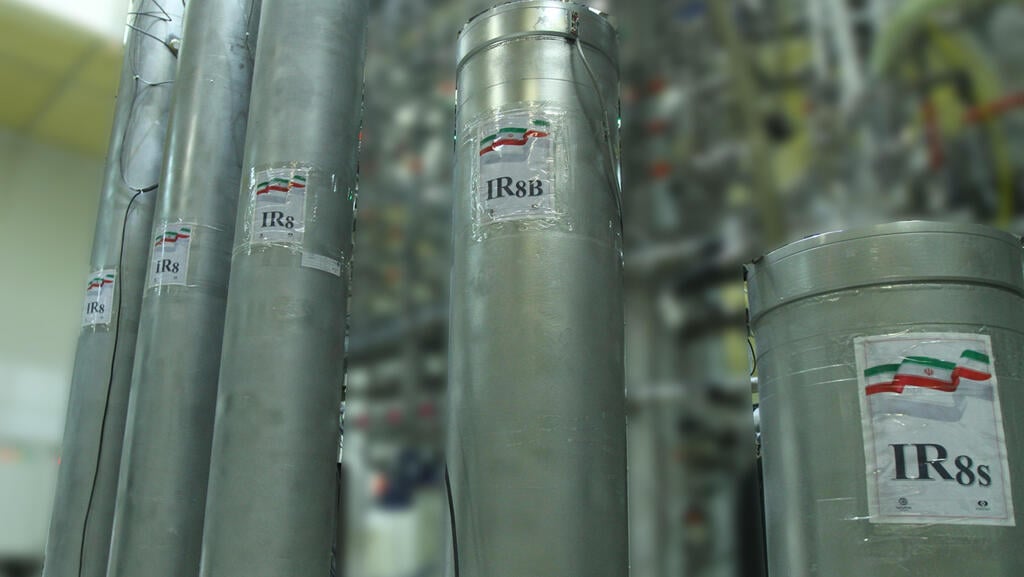 צנטריפוגה צנטריפוגות מתקדמות מסוג IR-8   ב מתקן העשרת ה אורניום ב נתנז איראן 