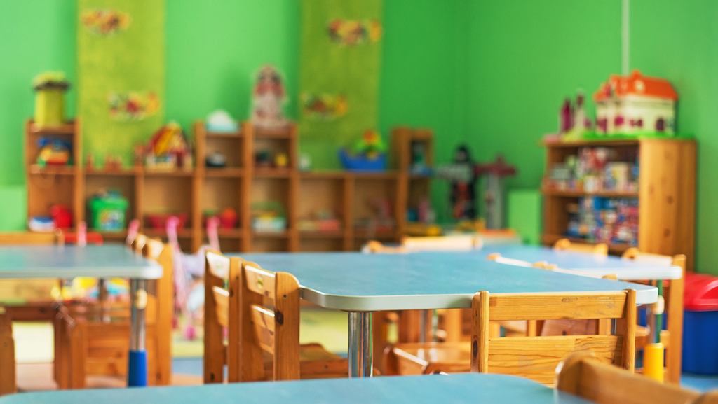 אילוסטרציה (צילום: shutterstock) אילוס ילדה עם תיק הולכת ל גן ילדים