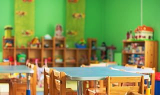 אילוס ילדה עם תיק הולכת ל גן ילדים