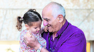 מבוגר וילדה ב"יונה גן"
