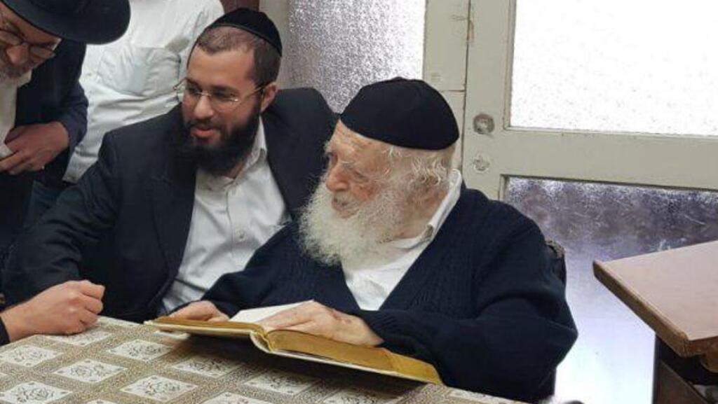 הרב קניבסקי בביתו. ארכיון יונתן אוריך ועופר גולן בביקור אצל הרב קניבסקי