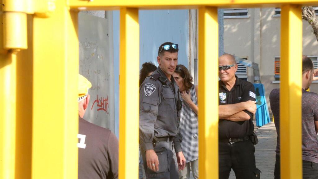 פקחי הגירה מחוץ לבית ספר בת"א כדי לעצור תלמיד, בן של מהגרת מהודו (צילום: מוטי קמחי) פקחי הגירה מחוץ לבית ספר גבריאלי בתל אביב בכוונה לעצור תלמיד כיתה ו' שאמו מהגרת עבודה מהודו