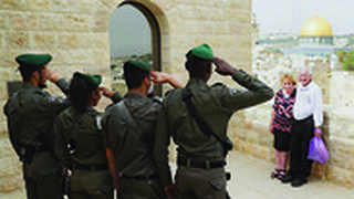 לוחמים מצדיעים לניצול השואה מרדכי ירושלמי