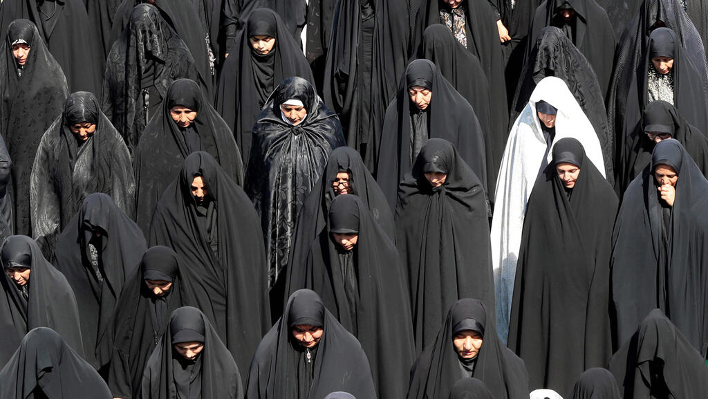 Iranian women in Teheran (Photo: EPA) תמונות השנה EPA 2019 נשים טקס שיעי דרום טהרן איראן אוקטובר